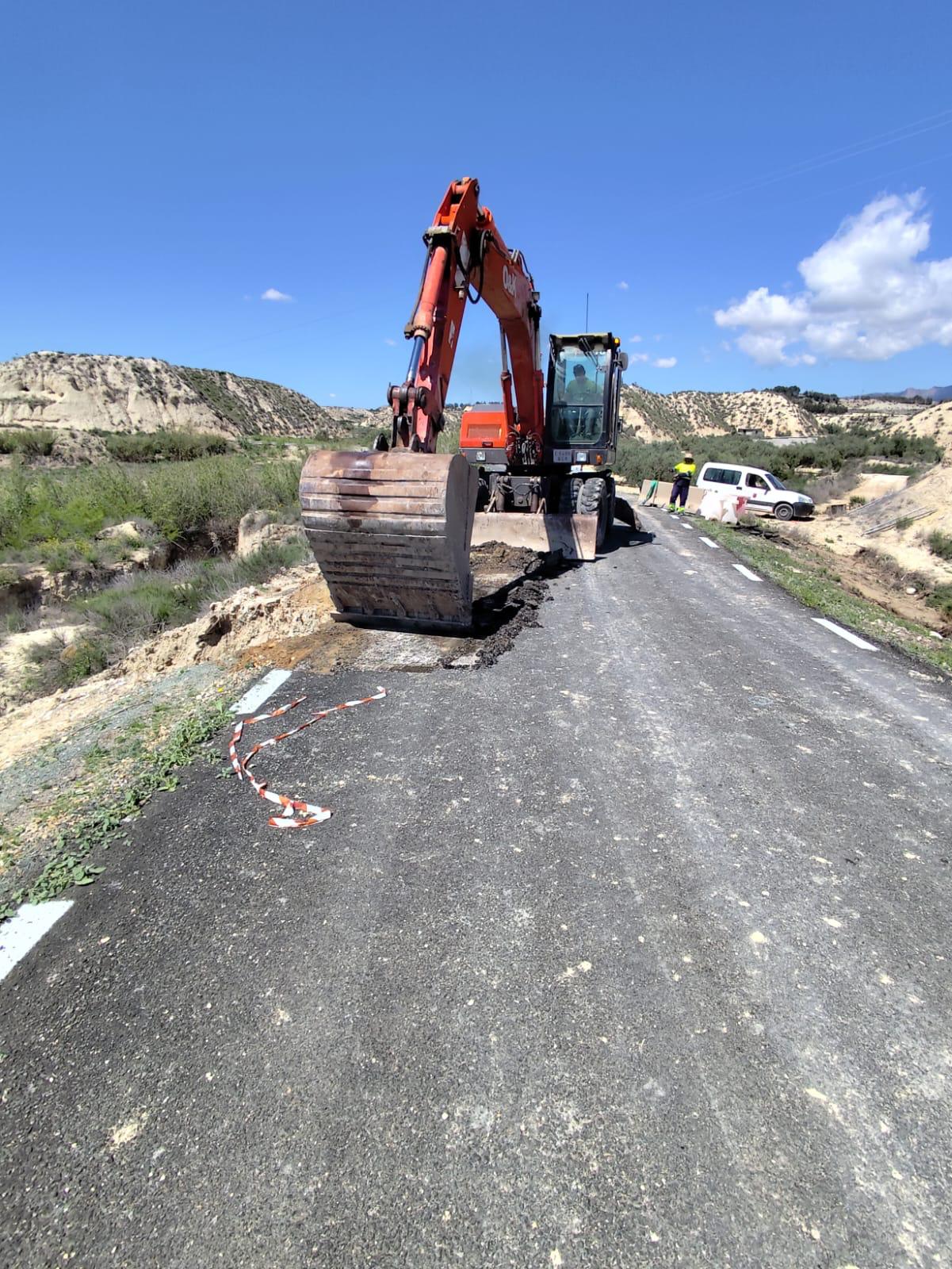 Obras de emergencia en la carretera regional que conecta el municipio de Campos del Río con la pedanía de Los Rodeos (RM-B31).